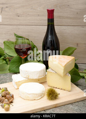 Fromage français avec un verre et une bouteille de vin Banque D'Images