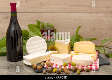 Fromage français avec un verre et une bouteille de vin Banque D'Images