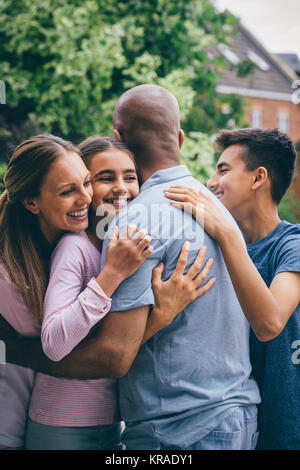 Câlins à l'extérieur de la famille Banque D'Images