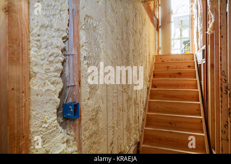 L'intérieur de l'isolation thermique et d'un espace hydro isolation murale dans la maison de bois, bâtiment en construction Banque D'Images