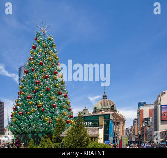 Melbourne, Australie - le 16 décembre 2017 : grand beau sapin de Noël à la place de la Fédération Banque D'Images