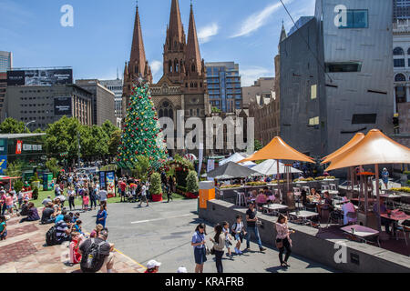 Melbourne, Australie - le 16 décembre 2017 : près de Noël à la place de la Fédération. Rassemblement de personnes énorme aroun belle arbre de Noël Banque D'Images