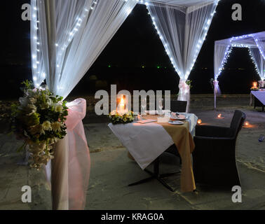 Dîner romantique sur la plage au soir de configuration Banque D'Images