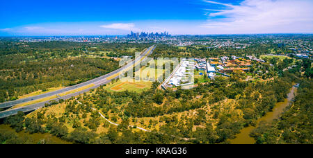 Panorama de l'antenne de l'Est de l'autoroute et CBD de Melbourne sur les gratte-ciel de jour lumineux Banque D'Images