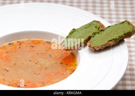 Soupe minestrone au pesto italien avec crostini sur le côté Banque D'Images