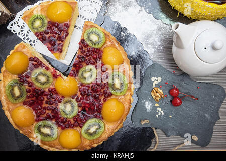 Table avec des gâteaux aux fruits Banque D'Images