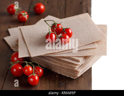 Matières les feuilles de lasagne et tomates cerises Banque D'Images