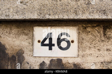 Numéro quarante six sur le mur de pierre grise Banque D'Images