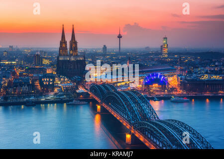 Cologne au crépuscule Banque D'Images