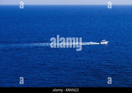 Kolymbia avec la côte rocheuse en Grèce. Banque D'Images