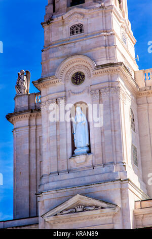 Bell Tower Anges Mary Statue Basilique de Notre-Dame de Rosaire Fatima Portugal Banque D'Images