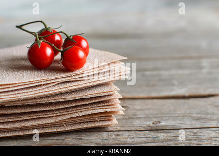 Matières les feuilles de lasagne et tomates cerises Banque D'Images