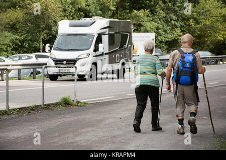 Peuple autrichien senior couple marchant à côté road aller à trekking et randonnées en montagne au village du Tyrol Ötztal, le 2 septembre 2017, dans le Tyrol, Aust Banque D'Images