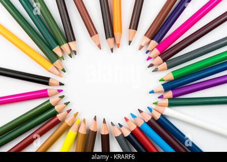 Crayons de couleur en cercle isolé sur fond blanc Banque D'Images