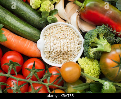 Le grain du sorgho blanc dans un bol avec les légumes Banque D'Images