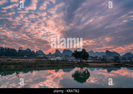 Yingde paysage ville de Qingyuan, province du Guangdong, Chine Banque D'Images