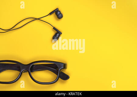 Télévision jeter concept : un casque et lunettes sur fond pastel
