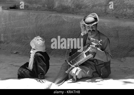 Bedouin rebab player à Petra - 21/05/2017 - Jordanie / Amman - Sguardi Aridi par Ali Raffaele Matar tourné en mai 2017 - musicien typique habillés Arabe Banque D'Images