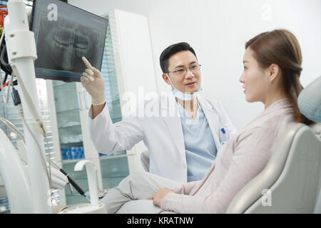 Les dentistes et les patients de sexe féminin masculin Banque D'Images