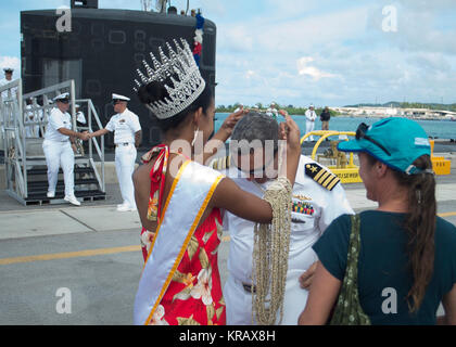 Le Capitaine Paul Pampuro, commandant du Los Angeles-classe sous-marin d'attaque USS Asheville (SSN 758), est accueilli à Guam par Miss Monde 2017 Guam destin Cruz au cours de l'arrivée du sous-marin de la base navale de célébration à Guam. Asheville remplacé USS Chicago (SSN 721) comme la quatrième de l'avant-déployés sous-marin. (U.S. Navy Banque D'Images