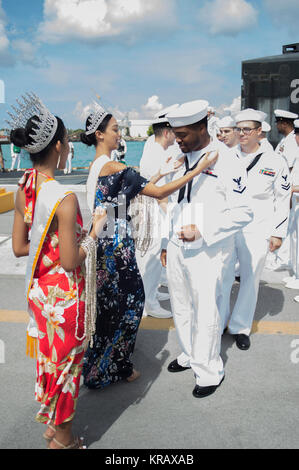 Les marins affectés à Los Angeles-sous-marin d'attaque USS classe Asheville (SSN 758) sont accueillis à Guam en 2017 Miss Asia Pacific International Annania Nauta, centre, et Miss Monde 2017 Guam destin Cruz au cours de leur arrivée célébration à Naval Base Guam. Asheville remplacé USS Chicago (SSN 721) comme la quatrième de l'avant-déployés sous-marin. (U.S. Navy Banque D'Images