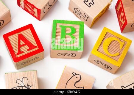 Close up de jouer avec des cubes alphabets abc Banque D'Images