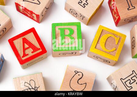 Des blocs colorés avec alphabets abc Banque D'Images