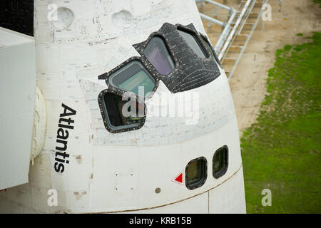 La navette spatiale Atlantis est révélé comme la structure de rotation (RSS) est annulée à l'aire de lancement 39a le Jeudi, 7 juillet 2011 au NASA Kennedy Space Center à Cape Canaveral, Floride Atlantis est défini sur le décollage vendredi 8 juillet, sur le dernier vol de la navette STS-135, programme, une mission de 12 jours vers la Station spatiale internationale. Crédit photo : NASA/Bill Ingalls) STS-135 cockpit Banque D'Images