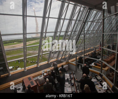 La gestion de la NASA sur l'apparence de tirer quatre prix de la lancer Control Center (LCC) comme la navette spatiale Atlantis lance à partir de 39A, le vendredi 8 juillet 2011, à Cap Canaveral, en Floride, le lancement d'Atlantis, STS-135, est le dernier vol du programme de la navette, une mission de 12 jours vers la Station spatiale internationale. Crédit photo : NASA/Bill Ingalls) Vue de la commande de lancement de STS-135 Banque D'Images