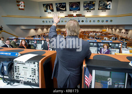 Lancement de la NASA Michael Directeur Leinbach félicite l'équipe de lancement dans le centre spatial Kennedy de la NASA tirant quatre prix de la lancer Control Center (LCC) peu après la navette spatiale Atlantis, STS-135, lancée le vendredi 8 juillet 2011, à Cap Canaveral, en Floride, le lancement d'Atlantis, STS-135, est le dernier vol du programme de la navette, une mission de 12 jours vers la Station spatiale internationale. Crédit photo : NASA/Bill Ingalls) Centre de contrôle de lancement STS-135 Banque D'Images