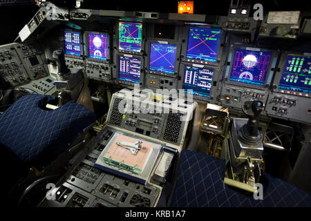 Le poste de pilotage de l'intégration de l'avionique de la navette (en laboratoire) de la voile au Johnson Space Center le Mardi, Juillet 12, 2011, à Houston. Le laboratoire est une version de l'avionique du squelette de la navette qui utilise les composants matériels et logiciels de vol de l'orbiteur. L'établissement porte la désignation officielle de l'orbiteur OV-095. ( Photo de la NASA / Houston Chronicle, Smiley N. extérieure ) VOILE cockpit intérieur (JSC2011-F-067676) Banque D'Images