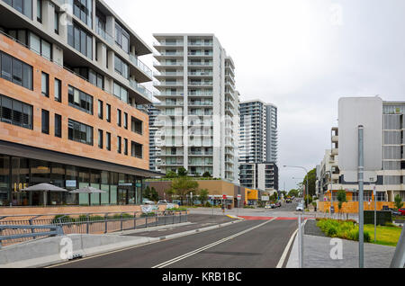 RHODES, Sydney, Nouvelle-Galles du Sud, Australie, 15 décembre 2017 : zone résidentielle de la banlieue moderne de Rhodes, avec ses commerces, restaurants et des tours d'ap Banque D'Images