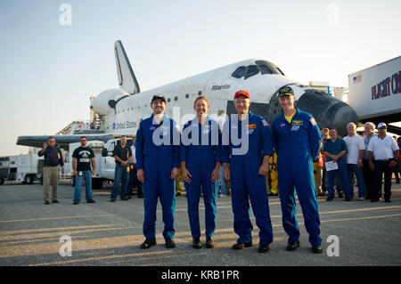 Les astronautes de la mission STS-135, à partir de la gauche, spécialistes de mission, Rex Walheim Sandy Magnus, pilote Doug Hurley et le capitaine de frégate Chris Ferguson tous poser pour les photographes peu après qu'ils ont atterri à la navette spatiale Atlantis de la NASA au Centre spatial Kennedy Atterrissage (SLF), l'achèvement de ses 13 jours de mission à la Station spatiale internationale (ISS) et le dernier vol du Programme de la navette spatiale, le jeudi matin, le 21 juillet 2011, à Cape Canaveral, en Floride, dans l'ensemble, l'Atlantide a passé 307 jours dans l'espace et parcouru près de 126 millions de kilomètres au cours de ses vols 33. L'Orbiteur Atlantis, quatrième bu Banque D'Images