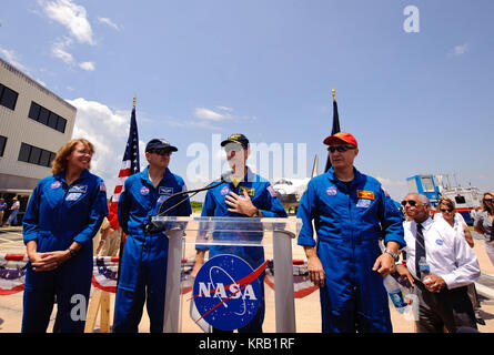 La navette spatiale Atlantis (STS-135) Le capitaine de frégate Chris Furgeson, sur l'estrade, est flanqué de son équipage pilot Doug Hurley, droite, et les spécialistes de mission et Rex Walheim Sandy Mangus, gauche, comme il traite les employés et les entrepreneurs se sont réunis à un événement d'arrêt des roues au Centre spatial Kennedy de la NASA, le jeudi, 21 juillet 2011, à Cape Cape Canaveral, Floride Atlantis retourne à Kennedy tôt jeudi à la suite d'une mission de 13 jours vers la Station spatiale internationale (ISS) et marquant la fin de la période de 30 ans du Programme de la navette spatiale. Dans l'ensemble, l'Atlantide a passé 307 jours dans l'espace et parcouru près de 126 millions de kilomètres au cours de sa Banque D'Images