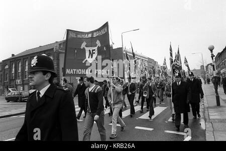 Les partisans du Front National afficher un drapeau de l'Union européenne tandis que la police de surveiller la marche par des sympathisants républicains irlandais à Londres. Banque D'Images