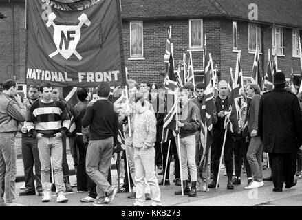 Les partisans du Front National afficher un drapeau de l'Union européenne tandis que la police de surveiller la marche par des sympathisants républicains irlandais à Londres. Banque D'Images