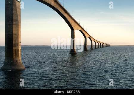 Pont de la Confédération au Ciel de coucher du soleil, le détroit de Northumberland, Prince Edward Island, Canada Banque D'Images