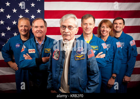 Les astronautes qui ont formé l'équipage de STS-1, la première mission de la navette spatiale STS-135, et, la dernière mission de la navette, posent pour une photo de groupe au Johnson Space Center le mercredi, Novembre 2, 2011, à Houston. Le sont, de gauche, Doug Hurley, STS-135 pilote, John Young, STS-1, le commandant Robert Crippen, STS-1, STS-135 pilote avec le commandant Chris Ferguson, spécialiste de mission Sandy Magnus et spécialiste de mission, l'astronaute de la NASA Rex Walheim. ( Photo de la NASA / Houston Chronicle, Smiley N. extérieure ) JSC2011-F205619 Banque D'Images