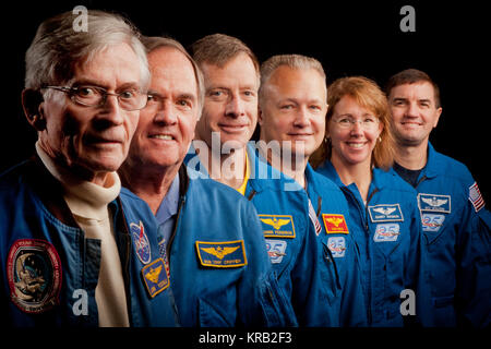 Les astronautes qui ont formé l'équipage de STS-1, la première mission de la navette spatiale STS-135, et, la dernière mission de la navette, posent pour une photo de groupe au Johnson Space Center le mercredi, Novembre 2, 2011, à Houston. Le sont, de gauche, John Young, STS-1, le commandant Robert Crippen, STS-1, STS-135 pilote avec le commandant Chris Ferguson, pilote Doug Hurley, spécialiste de mission Sandy Magnus et spécialiste de mission, l'astronaute de la NASA Rex Walheim. ( Photo de la NASA / Houston Chronicle, Smiley N. extérieure ) JSC2011-F205603 Banque D'Images