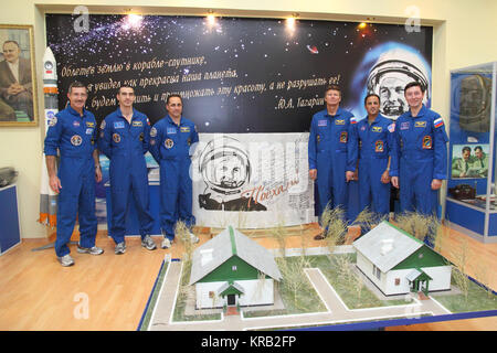 Au Cosmodrome de Baïkonour au Kazakhstan, l'Expédition 30 premier et les équipes de secours de poser pour des images autour d'un poster de Youri Gagarine, le premier homme à voler dans l'espace, comme ils ont visité le musée de Korolev, le 9 novembre 2011 à la suite d'une inspection finale de leur vaisseau Soyouz TMA-22. De gauche à droite sont le premier équipage, commandant de l'Expédition 30 Dan Burbank de NASA, mécanicien de Anatoly Ivanishin, commandant de Soyouz Anton Shkaplerov, et la sauvegarde de l'équipage, Gennady Padalka, Joe Acaba de NASA et Sergei Revin. Burbank, Shkaplerov et Ivanishin sont la fin de la formation pour lancer le 14 novembre sur le soja Banque D'Images