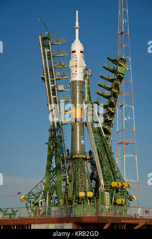 Grand bras mécanismes sur chaque côté de l'engin spatial Soyouz TMA-22 sont soulevées en position pour fixer la fusée à l'aire de lancement le vendredi 11 novembre, 2011 au cosmodrome de Baïkonour au Kazakhstan. Crédit photo : NASA/Carla Cioffi) fusée Soyouz TMA-22 Banque D'Images