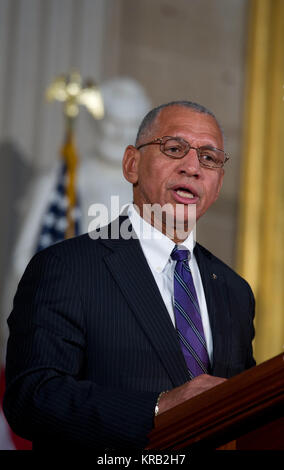 L'administrateur de la NASA Charles Bolden, à podium, prononce une allocution lors d'une cérémonie en l'honneur de la médaille d'or du Congrès américain Apollo 11 astronautes Neil Armstrong, Buzz Aldrin et Michael Collins, aux côtés de John Glenn dans la rotonde au Capitole, le mercredi, 16 novembre 2011, à Washington. La Médaille d'or est un prix décerné par le Congrès et est, avec la médaille présidentielle de la liberté, la plus haute distinction civile aux États-Unis. La décoration est décernée à une personne qui effectue un acte de vente ou de service à la loi sur la sécurité, la prospérité et l'intérêt national de l'U Banque D'Images