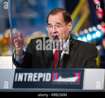 Rép. américain Jerrold Nadler, D-NY, prend la parole lors d'une cérémonie où la NASA à un transfert de titre de propriété et de la navette spatiale Enterprise à l'Intrepid Sea, Air & Space Museum Le dimanche, 11 décembre 2011, au musée de la ville de New York. Le transfert est la première étape vers l'Intrepid recevant Enterprise au printemps de 2012. Crédit photo : NASA/Bill Ingalls) Jerrold Nadler à l'Intrepid Museum Banque D'Images