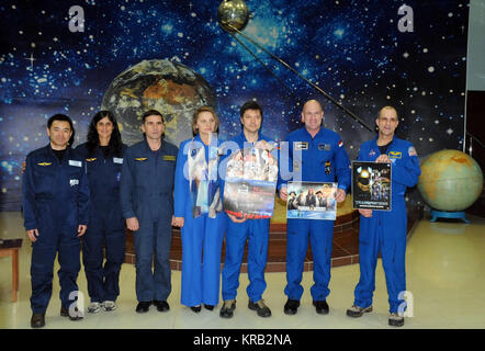 Au Musée de Korolev dans le cosmodrome de Baïkonour au Kazakhstan, le premier et les équipes de secours de la préparation pour le lancement de la Station spatiale internationale pour compléter l'Expédition 30 poser pour photos 16 décembre 2011 comme ils pour durée de la formation pour lancer le 21 décembre sur le vaisseau Soyouz TMA-03M. De gauche à droite sont Aki Hoshide sauvegarde ingénieur de vol de l'Agence japonaise d'exploration aérospatiale, ingénieur de vol de secours de la NASA, Suni Williams backup commandant de Soyouz Youri Malenchenko, le message d'accueil l'équipage dans le musée, premier commandant de Soyouz Oleg Kononenko, Premier Mécanicien de Andre Kuipe Banque D'Images