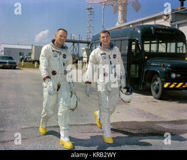 Les astronautes Neil A. Armstrong (à gauche), pilote de commande, et David R. Scott, pilote, le premier équipage Gemini-8 Banque D'Images