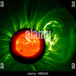 En combinant les observations de plusieurs instruments, nous pouvons voir une première éruption solaire et le débat qui a suivi, le grand nuage de particules qui soufflé dans l'espace sur une période de 10 heures (10 févr. 9-10, 2012). Un examen attentif de l'image du Soleil de couleur orange dans l'extrême ultraviolet montre un filament qui s'est détachée du Soleil vers la droite. Cet événement a été associée à un lumineux éjection de masse coronale (CME) à partir de 18:00 UT comme vue par la sonde. Derrière stéréo Cette éruption a également eu lieu en conjonction avec un B3.7 flare (assez petites). Une combinaison d'observations montre juste le soleil en lig UV extrême Banque D'Images