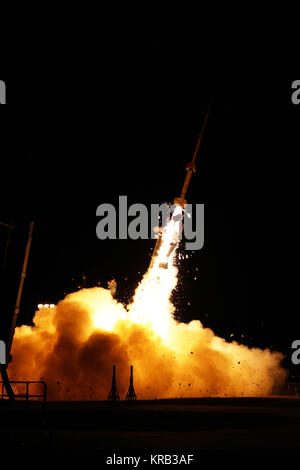 NASA image capturée le 27 mars 2012, la NASA a lancé avec succès cinq fusées suborbitales ce matin de son Wallops Flight Facility en Virginie dans le cadre d'une étude de niveau supérieur du courant-jet. La première fusée a été lancée à 16 h 58 HAE et chaque rocket a été lancé 80 secondes d'intervalle. Chaque parution une fusée qui a créé des traceurs chimiques voie lactée, les nuages blancs au bord de l'espace. Le suivi de la façon dont les nuages se déplacer peut aider les scientifiques à comprendre le mouvement des vents quelque 65 kilomètres dans le ciel, qui à son tour vous aidera à créer de meilleurs modèles de la régions électromagnétiques o Banque D'Images