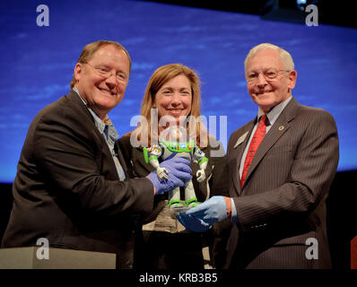 John Lasseter, réalisateur du film 'Toy Story', left, administrateur adjoint de la NASA Lori Garver, et le général J.R. 'Jack' Dailey, droite, maintenez Buzz Lightyear du film au Smithsonian National Air and Space Museum's aller au-delà de la galerie de la Terre, le jeudi 29 mars 2012, à Washington. Lancé le 31 mai 2008 à bord de la navette spatiale Discovery (STS-124) et retourné sur Discovery 15 mois plus tard avec le STS-128, 12-inch action figure est le plus ancien jouet dans l'espace et est devenu une partie de la collection du musée de la culture populaire. Crédit photo : NASA/Paul E. Jacqmin) John Lasseter, Lori Garver, J.R. 22ja Banque D'Images