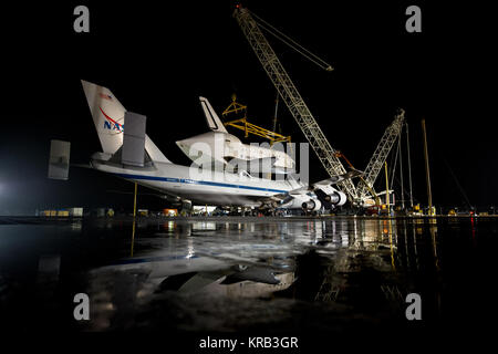 747 de la NASA Shuttle Carrier Aircraft (SCA) avec la navette spatiale Discovery accouplé sur rouleaux haut en position pour demating à Washington Dulles International Airport, le mercredi 18 avril, 2012, en Livre Sterling, VA. La découverte, le premier a pris sa retraite de l'orbiteur de la navette de la NASA, la flotte a parcouru 39 missions, a passé 365 jours dans l'espace, en orbite autour de la terre 5 830 fois, et a parcouru 148 221 675 kilomètres. La NASA va transférer la découverte à la National Air and Space Museum pour commencer sa nouvelle mission pour commémorer les réalisations passées dans l'espace et d'éduquer et d'inspirer les générations futures d'explorateurs. Crédit photo : NASA/Bill Banque D'Images