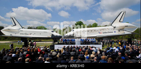Les navettes spatiales Enterprise, gauche, et de la découverte répondre nez à nez au début d'une cérémonie de transfert au Smithsonian's Steven F. Udvar-Hazy Center, jeudi, 19 avril 2012, à Chantilly, en Virginie, la navette spatiale Discovery, le premier a pris sa retraite de l'orbiteur de la navette de la NASA, la flotte a parcouru 39 missions, a passé 365 jours dans l'espace, en orbite autour de la terre 5 830 fois, et a parcouru 148 221 675 kilomètres va prendre la place de l'esprit d'entreprise au centre pour commémorer les réalisations passées dans l'espace et d'éduquer et d'inspirer les générations futures d'explorateurs au centre. Crédit photo : NASA/Paul E. Jacqmin) navettes spatiales Banque D'Images